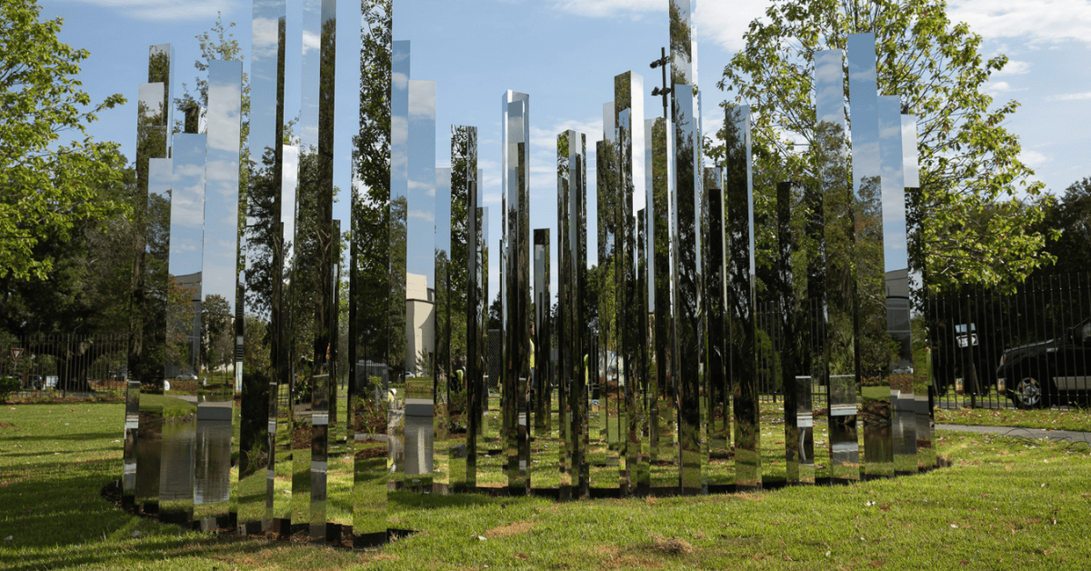 GroupSync | New Orleans for Group Travel | The Mirror Labyrinth sculpture at the Besthoff Sculpture Garden