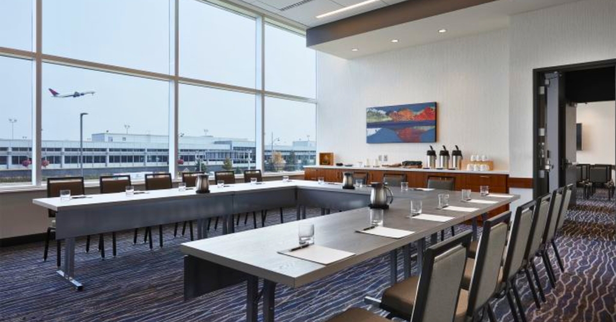InterContinental Minneapolis–St Paul Airport meeting room with tarmac view